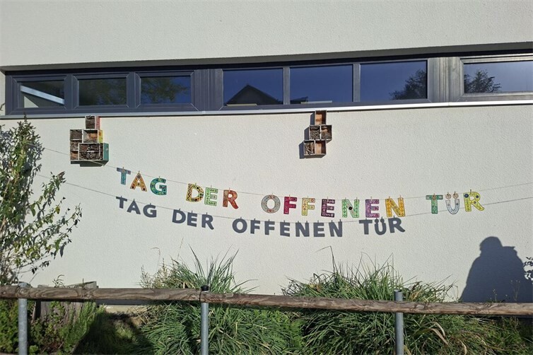 Willkommens-Banner zum Tag der offenen Tür bei strahlendem Sonnenschein