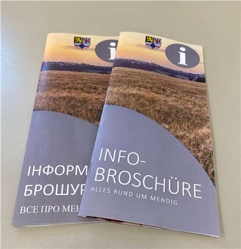 Willkommensflyer für die ukranischen Flüchtlinge liegen bereit. Foto: VG Mendig