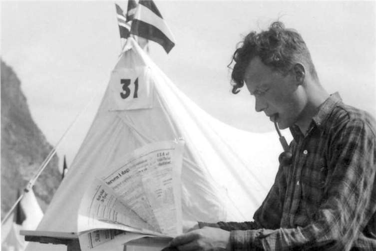 Willy Brandt zeitungslesend in einem Zeltlager im norwegischen Fjord Sunndalrosa 1935.Foto: Archiv der Sozialen Demokratie. FES Bonn
