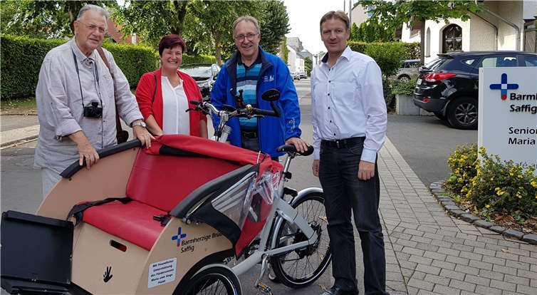 Mobilität für mehr Lebensqualität Willy Elz (2. v. r.), Geschäftsführer des Fördervereins Seniorenzentrums Maria vom Siege e.V., konnte in Plaidt mit Oswald Senner (l.), Andrea Dötsch (2. v. l.) und Horst Hohn (r.) Gäste aus Mülheim-Kärlich begrüßen, die sich über die Initiative „Radeln ohne Alter“ informierten. Foto: privat