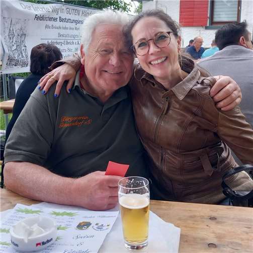 Sängerinnen, Chöre und viele Gäste sorgen für ein gelungenes Fest Willy Schmitz mit Sängerin Simone. Fotos: privat