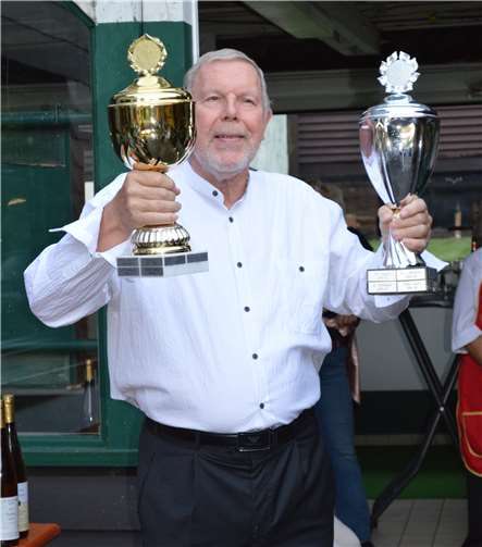 Willy Weis erhielt gleich zwei Pokale.