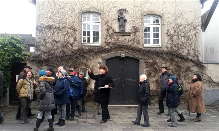 Willy Weis führte die Sinziger Denkmalfreunde auch zur Johannes Nepomuk-Kapelle, die als Wohnhaus genutzt wird. -HG-