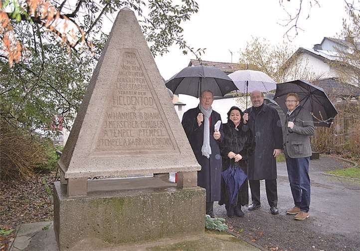 Willy Weis und Hildegard Funk (links) übergaben im Beisein von Ortsvorsteher Heinz-Peter Hammer das Ehrenmal an Bürgermeister Herbert Georgi. AB