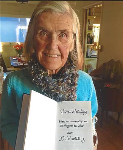 Wilma Bradley mit dem Glückwunschbuch zu ihrem 90. Geburtstag. privat