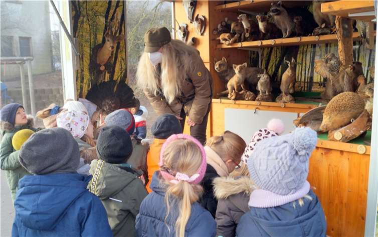Wilma Wagner beantwortete als Obfrau für Öffentlichkeitsarbeit geduldig die Fragen der Erstklässler.