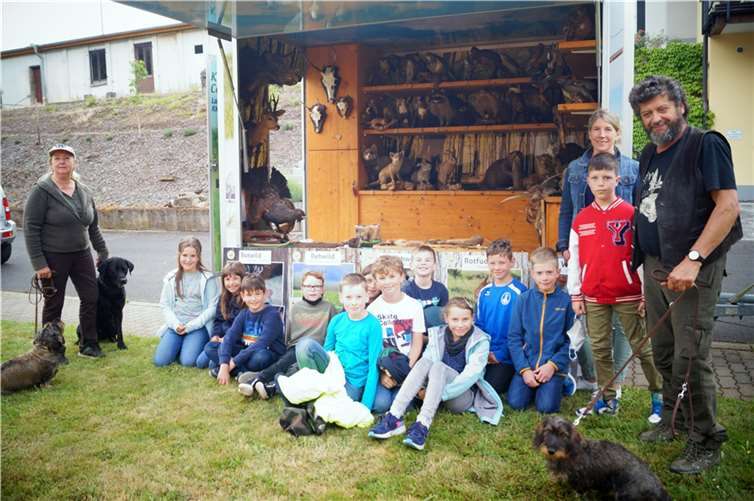 Wilma Wagner (links) und Franz-Josef „Josi“ Becker von der Kreisjagdgruppe präsentierten in Bruttig die Rollende Waldschule. Klassenlehrerin Yvonne Simon (3.v. rechts) hatte die Drittklässler bestens auf den Besuch vorbereitet.  Fotos: Benedikt Schmitt