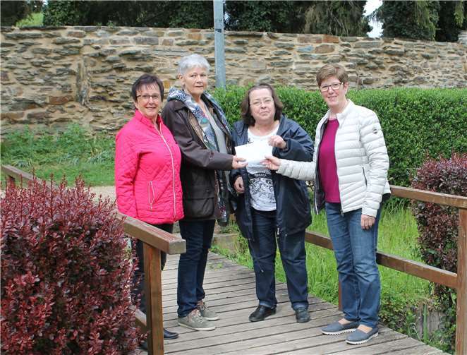 Wiltrud Post und Ill Brückmann freuten sich riesig über die wiederholte Großzügigkeit der Theatergruppe Westum. Foto: privat