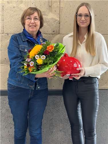 Wiltrud Sundheimer (l.) freute sich über die symbolische Gewinnübergabe von ihrer Kundenberaterin Anna Hilgert (r.).  Foto: Marco Seydel