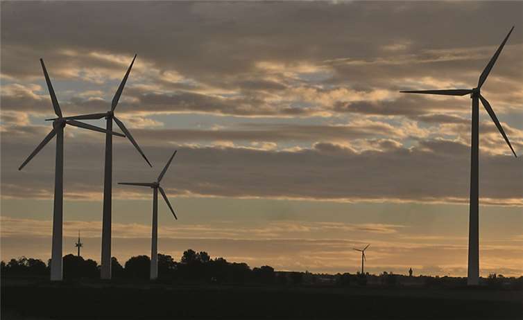 Windräder prägen und beeinträchtigen die Landschaft - nicht selten auch negativ.. Wikipedia/Dirk Ingo Franke