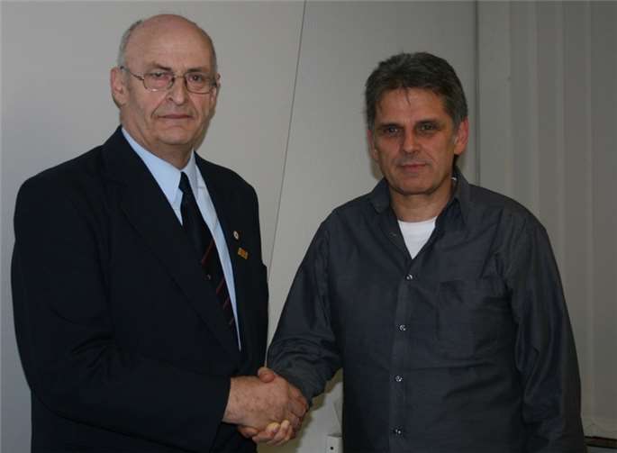 Winfried Anheier (links) gratulierte dem neuen ersten Vorsitzenden Lorenz Riehl. privat