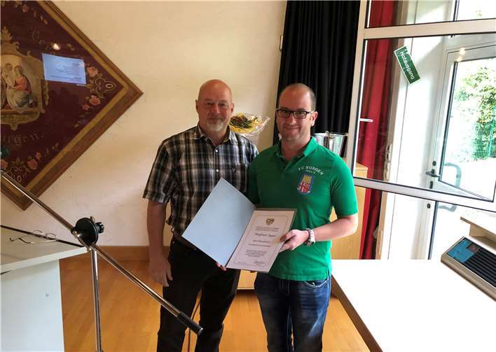 Winfried Appel erhält Ehrenbrief des Kreises Hunsrück-Mosel. Foto: FC Burgen 1919 e.V.