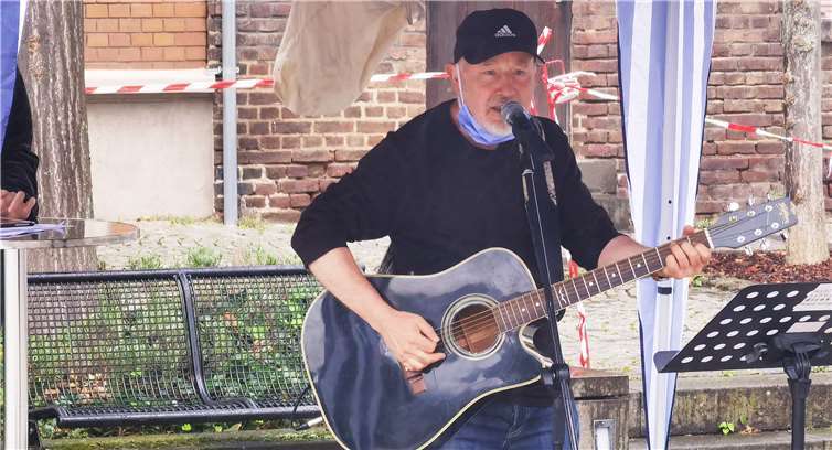 Winfried Bode Songwriter-Urgesteinaus Köln beim Mitsingkonzert in Sinzig.