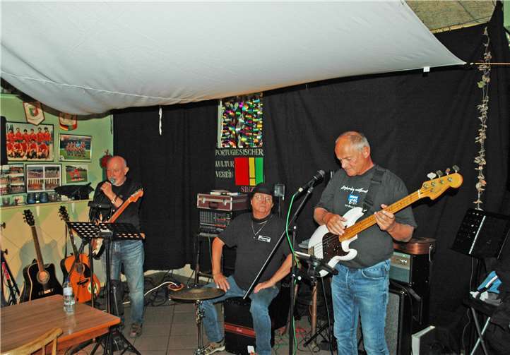 Winfried Bode und seine Band sind in der Barbarossastadt keine Unbekannten. Beim portugiesischen Kulturverein sorgten die Kölner Musiker bereits zum zweiten Mal für Begeisterungsstürme. Foto: BL
