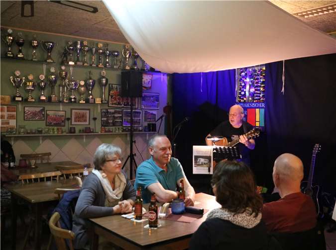 Winfried Bode unterhielt die Gäste mit seinen Songs.Foto: LFR