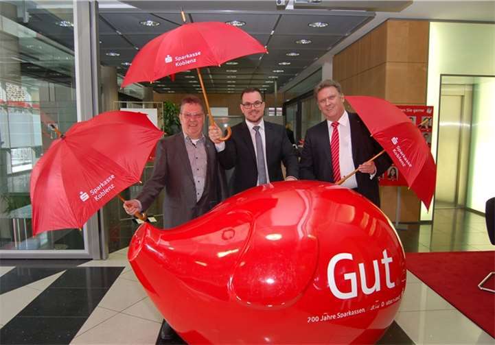 Winfried F. Erbar (v.l.), Geschäftsstellenleiter Thorsten Cron und Sparkassenvorstand Ernst Josef Lehrer.privat