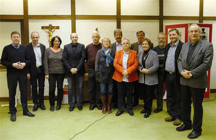 Winfried Görgen (rechts), Vorsitzender des Caritasverbandes Mosel-Eifel-Hunsrück e. V. und Caritas-Geschäftsführerin Katy Schug (Mitte) im Kreis der in Briedel gewählten Caritasrats-Mitglieder.Privat