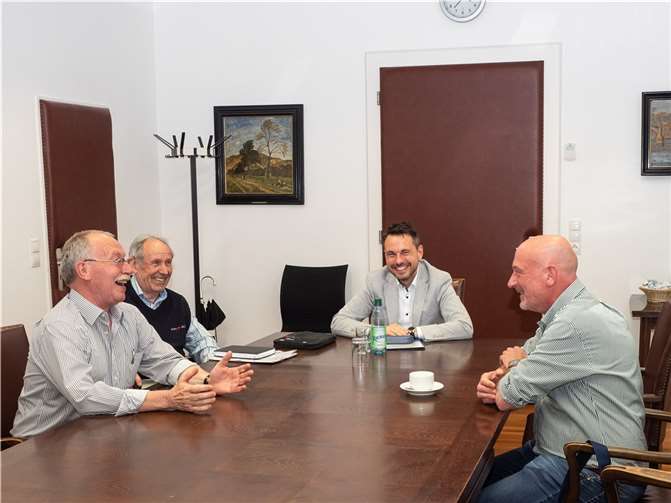 Winfried Hähle, Claus Mölich und Jürgen Potratz im Gespräch mit OB David Langner. Foto: Hermann Schaefer