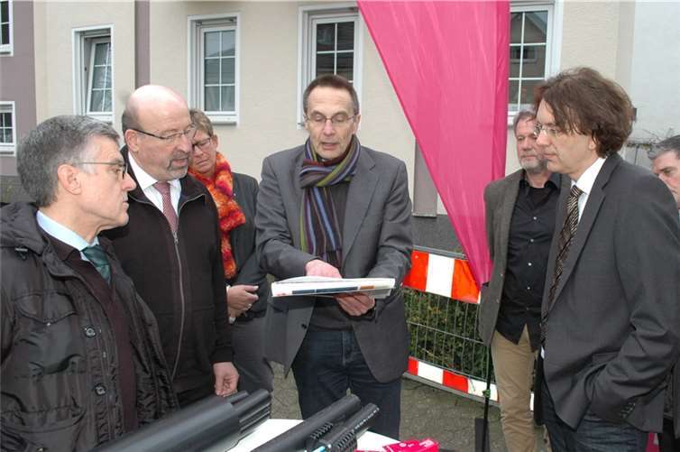 Winfried Moser (Mitte) von der Telekom erklärt Wolfgang Kroeger, Herbert Georgi und Marc Boers den Netzausbau. BL