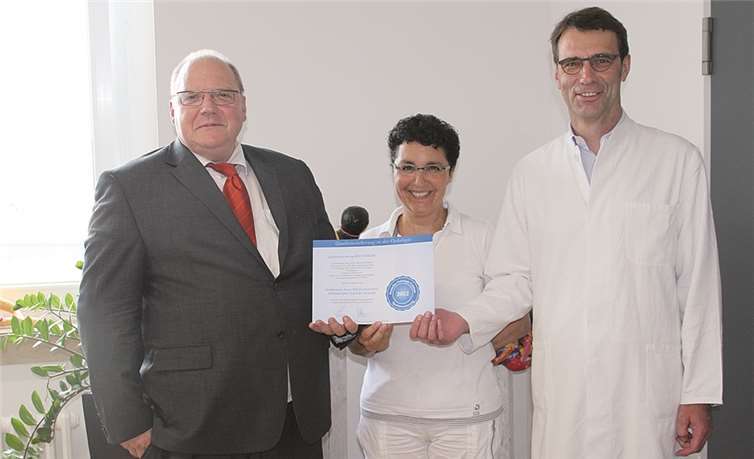 Winfried Poetsch (links), Geschäftsführer des Westdeutschen Brust-Centrums (WBC) überreicht Dr. Josef Spanier (rechts), dem Chefarzt der Gynäkologie und Geburtshilfe/Brustzentrum des Krankenhauses Maria Hilf Bad Neuenahr-Ahrweiler und Tamara Bünnagel, der Breast Care Nurse, das Gütesiegel.Cornelia Kreutzberg
