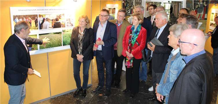 Winfried Sander vom Umweltministerium Rheinland-Pfalz (links) erläutert Landrat Dr. Jürgen Pföhler und den Besuchern der Ausstellung das Projekt „Honerather Bach“.Fotos: DU