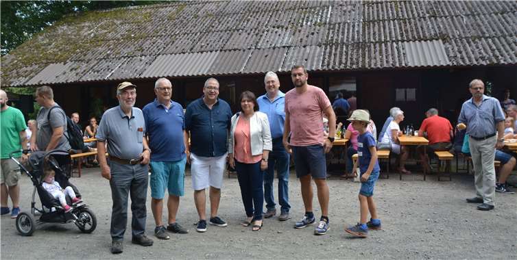 Winfried Schneider, ehemaliger Förster im Staatsforst, Winfried Schmitz (Organisator), Stefan Friedsam (noch Bürgermeister), Elisabeth Dahr, Beigeordnete der VG Brohltal, Bruno Jäger (Organisator) und Dominik Schmitz, designierter Bürgermeister von Kempenich (v.l.). Fotos: -BE-