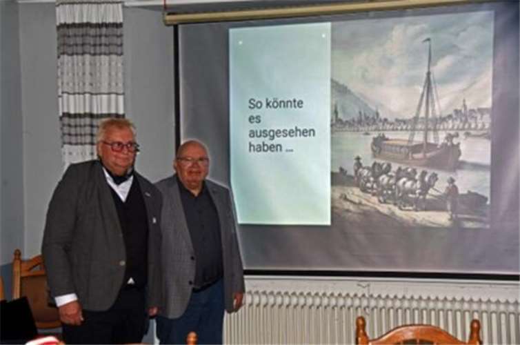 Winfried Schneiders mit Gerhard Schommers bei seinem Vortrag im Gasthaus Friedrichs-Scheid in St. Aldegund. Foto: Günther Schumann