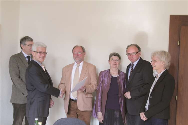 Winfried Steffens (2. v. l.) wurde im Amtsgericht Andernach offiziell zum Schiedsmann für den Bezirk Andernach II ernannt. Es gratulierten (v. l.) Helmut Brenner, stellvertretender Direktor des Amtsgerichts, Amtsgerichtsdirektor Manfred Ley, Edeltraud Heyl, Bezirksvorsitzende des Bunds Deutscher Schiedsleute, Andernachs Oberbürgermeister Achim Hütten und die Geschäftsleiterin des Amtsgerichts, Sylvia Kranz. privat