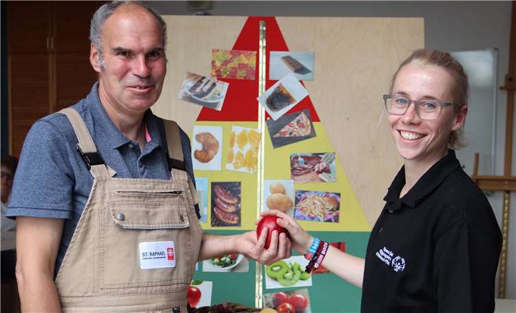 Winfried Wilhelmi (Beschäftigter Caritas Werkstätten) und Melanie Brumm (Mitarbeiterin Special Olympics). Foto: Caritas Werkstätten, Polch