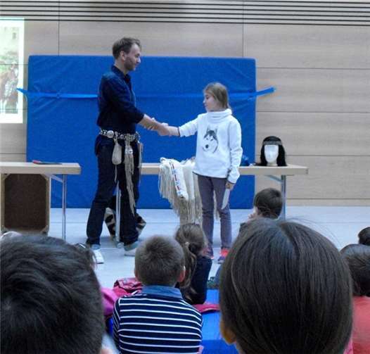 Winnetou (Jean-Marc Birkholz) schließt Blutsbrüderschaft mit Old Shatterhand (Allegra).Privat