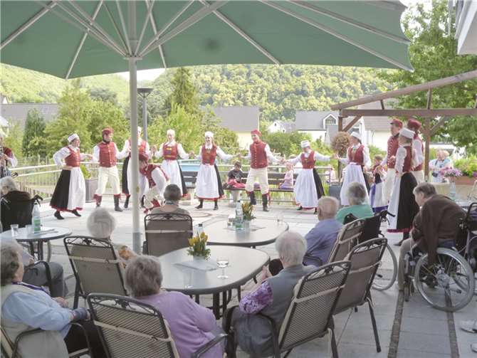 Winningen. Durch den gelungenen Auftritt des Tanz- und Folkloreensembles Ihna aus Erlangen konnten die Bewohner des Hauses im Rebenhang auch etwas vom Folklorefestival in Winningen miterleben. Die Gruppe tanzte und sang 50 Minuten und sorgte für einen schönen Nachmittag auf der Terrasse des Seniorenzentrums.privat
