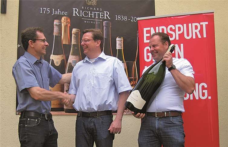 Winningen. Im Rahmen des Winzerhöfefestes wurde eine Verlosung einer 9 Liter Salmanazar Sektflasche zugunsten des Rotary Sozialfonds durchgeführt. Diese Flasche gewann Elmar Bräkling aus Koblenz, der die überdimensionale Flasche direkt für einen wohltätigen Zweck spendete. Es konnten die Einnahmen von 1085 Euro an den Rotary Sozialfond abgegeben werden.privat