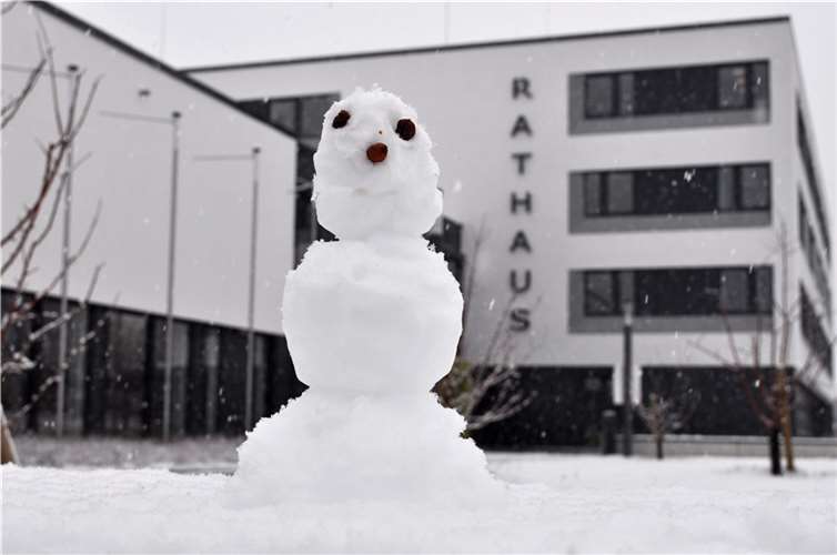 Winter in Meckenheim: Dieser Schneemann ist vor dem Rathaus erwachsen. Foto: Stadt Meckenheim