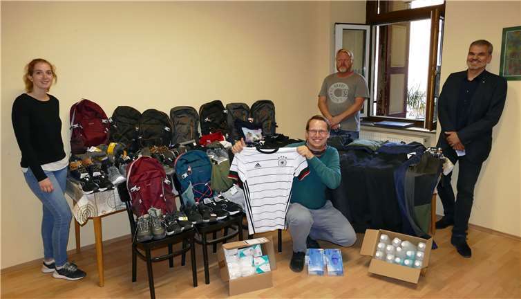 Winterfeste Kleidung, Schuhe, Rucksäcke und Hygieneartikel: Symbolischer Dank der Mitarbeitenden der Caritas-Wohnungslosenhilfe mit dem Trikot der Fußballnationalmannschaft. Foto: privat