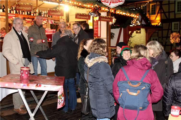 Winterliche Temperaturen luden zum Aufwärmen am Glühweinstand ein.