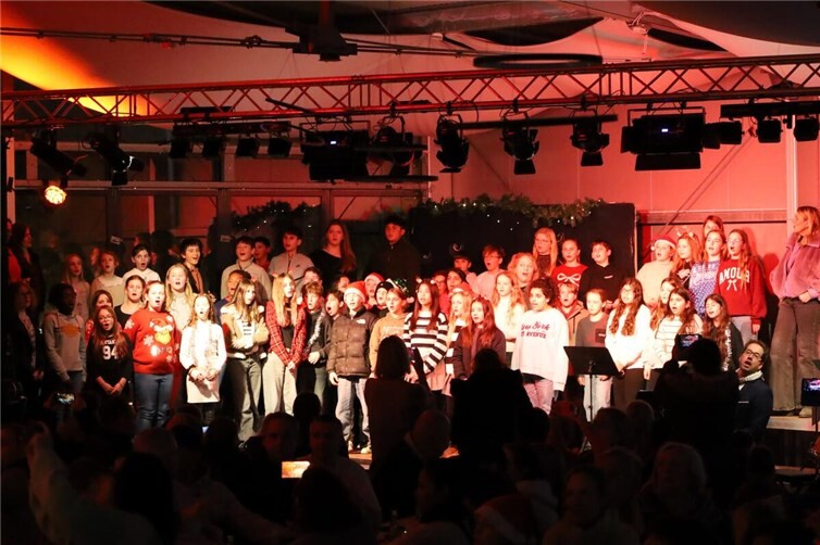 Winterzauber am Are Gymnasium – Die Stars der 6. Klassen singen das Abschiedslied „We Wish You A Merry Christmas“ Foto: Hubert Ewers