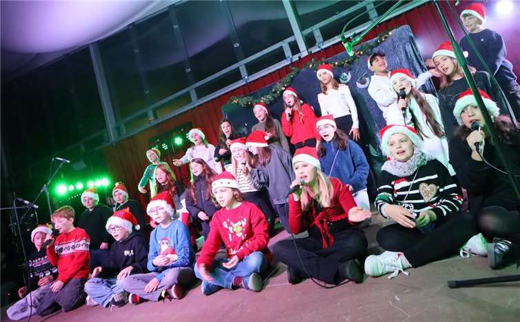Winterzauber am Are Gymnasium – Die Stars der Klasse 6b als „Die lustigen Weihnachtszipfel“.  Foto: Hubert Ewers
