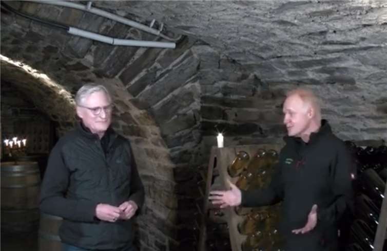 Winzer Christof Körtgen und Schatzmeister Dieter Zimmermann berichteten vom erstmals aufgelegten „Schützensekt“.