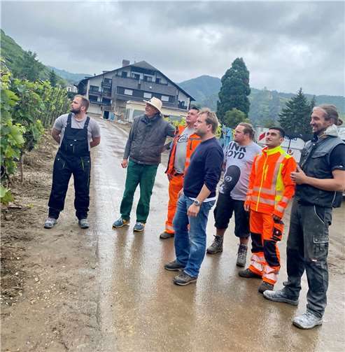 Winzer Erwin Josten und Thomas Karutz führen Dr. Martin Mertens und seinTeam in die Weinbergsarbeit ein.