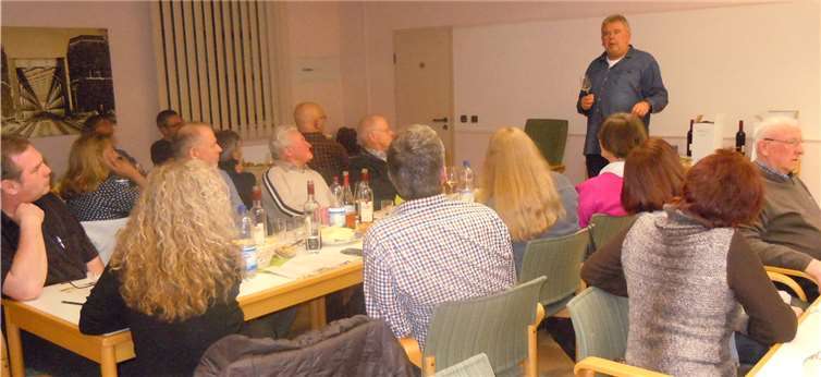 Winzer Josef Thomas-Boujong, "Sepp", kredenzte verschiedene Rot- und Weißweine.privat