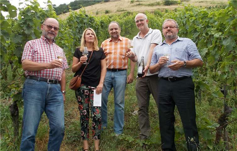 Winzer Martin Sturm vom Weingut Sturm als Leutesdorf (2. von rechts) sowie Mitglieder der FWG St. Sebastian e.V.privat