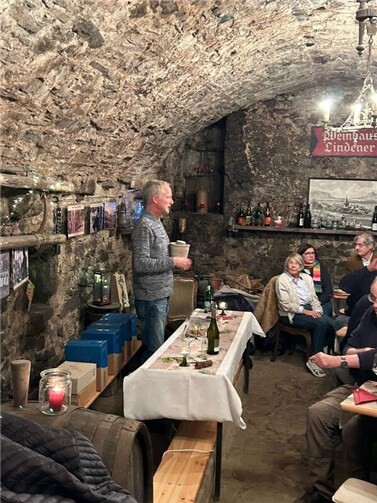 Winzer Oliver Krupp erklärte sehr anschaulich die Weinherstellung.  Foto: Rainer Novak