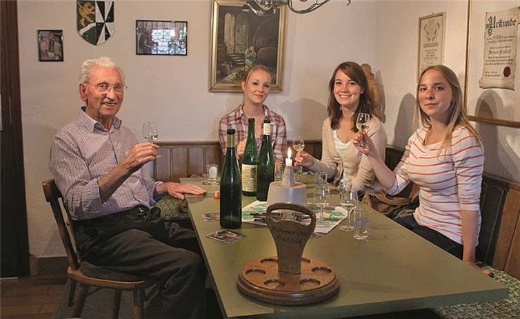 Winzer Werner Fröhlich mit den zukünftigen Weinmajestäten Prinzessin Kristina, Weinkönigin Lorena, Prinzessin Hannah bei der Weinverkostung.  privat