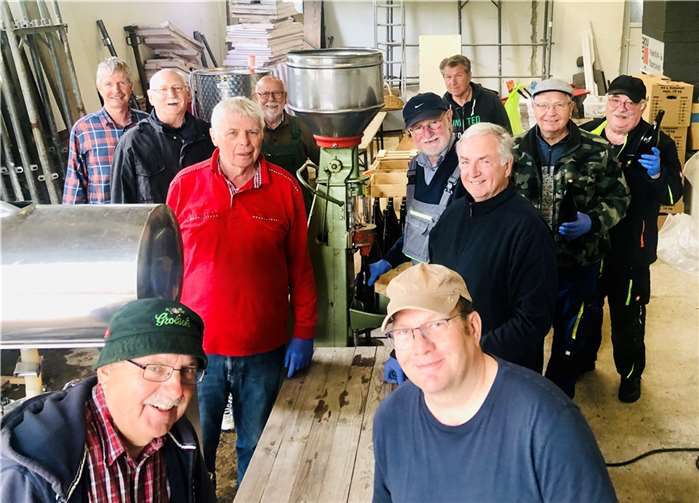 Winzer im Kelterhof: vorne v. l.: O. Lembke, R. Bey, dahinter v. l.: J. Bartscherer, Prof. Dr. D. Holz, letzte Reihe, v. l.: H. Langen, K.- H. Schneider, P. Giersberg, Dr. E. Louen, S. Schlauf, H. Efferz, M. Tillmann. Foto: WGR