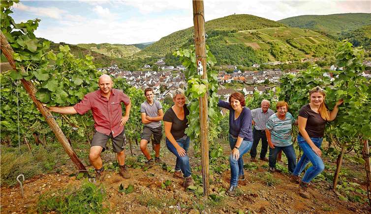 Winzerfamilien in einem der Steillagenweinberge Marco Rothbrust
