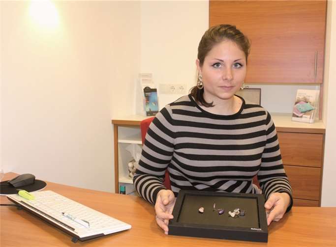 Winzig klein geworden sind die modernen Hörgeräte, wie Katrin Listl in der Linzer Filiale anschaulich präsentierte.DL