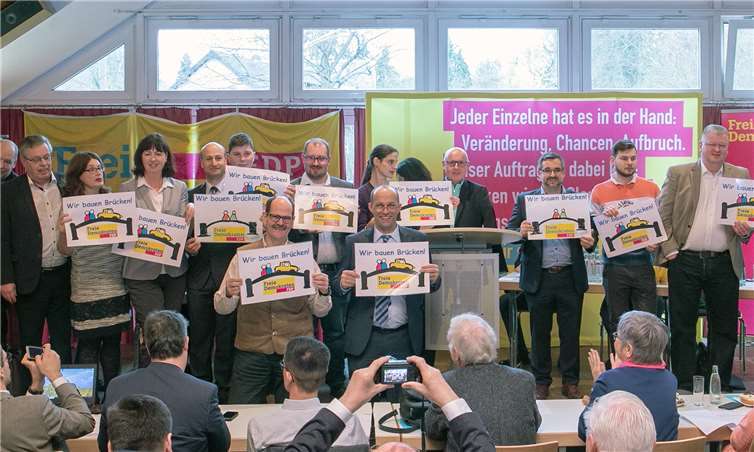 „Wir bauen Brücken“ hieß das Motto, mit dem die FDP-Kreisverbände Ahrweiler und Neuwied beim Bezirksparteitag für eine neue Rheinquerung Stellung bezogen.Fotos: JOST