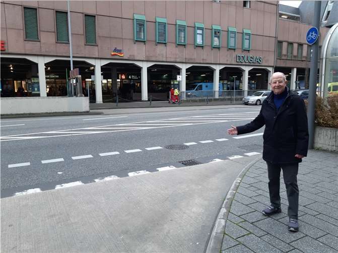 „Wir begrüßen, dass unsere Idee für die ebenerdige Querung der Hohenfelder Straße direkt am Busbahnhof jetzt von der koveb gemeinsam mit der Stadt und dem Löhr-Center realisiert wird. Für alle Fußgänger besonders auch für ÖPNV-Nutzer eine sehr gute Maßnahme!“ freut sich Edgar Kühlenthal, stellvertretender Vorsitzender der Freien Wähler Stadtratsfraktion und Sprecher Ortsgruppe Koblenz Fuss e.V. Foto: Freie Wähler