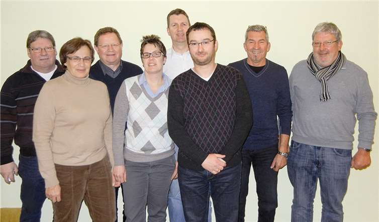 Wir dürfen vorstellen: Der neue Vorstand der FWG Weitersburg (v.l. Edmund Hoffmann, Gerda Urwer, Dieter Günster, Michaela Lauterberg, Peter Weingarten, Karsten Hahn, Burkhard Lebrecht, Franz Josef Urwer)