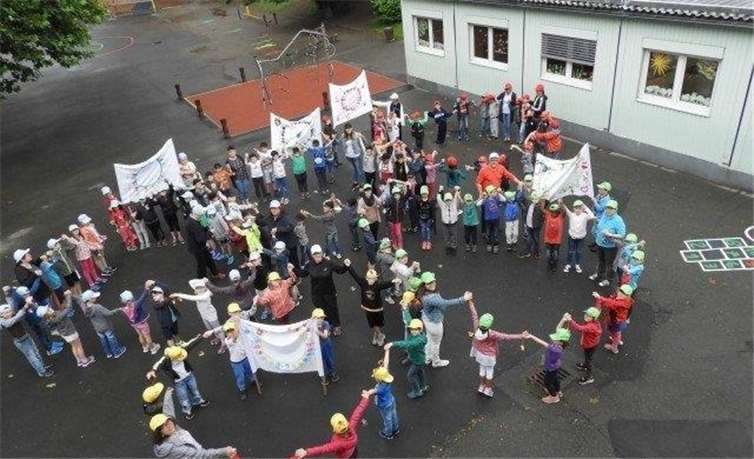„Wir feiern Olympia“ lautete das Motto der Projektwoche der Brüder-Grimm-Schule in Neuwied-Feldkirchen. Fünf Tage lang beschäftigten sich die Schülerinnen und Schüler in Projektgruppen mit den fünf Kontinenten, Fair-Play-Spielen und dem sportlichen Training. In einem fröhlichen und bunten olympischen Spielfest erspielten sich die Kinder zum Abschluss der Woche goldene, silberne und bronzene Medaillen.privat